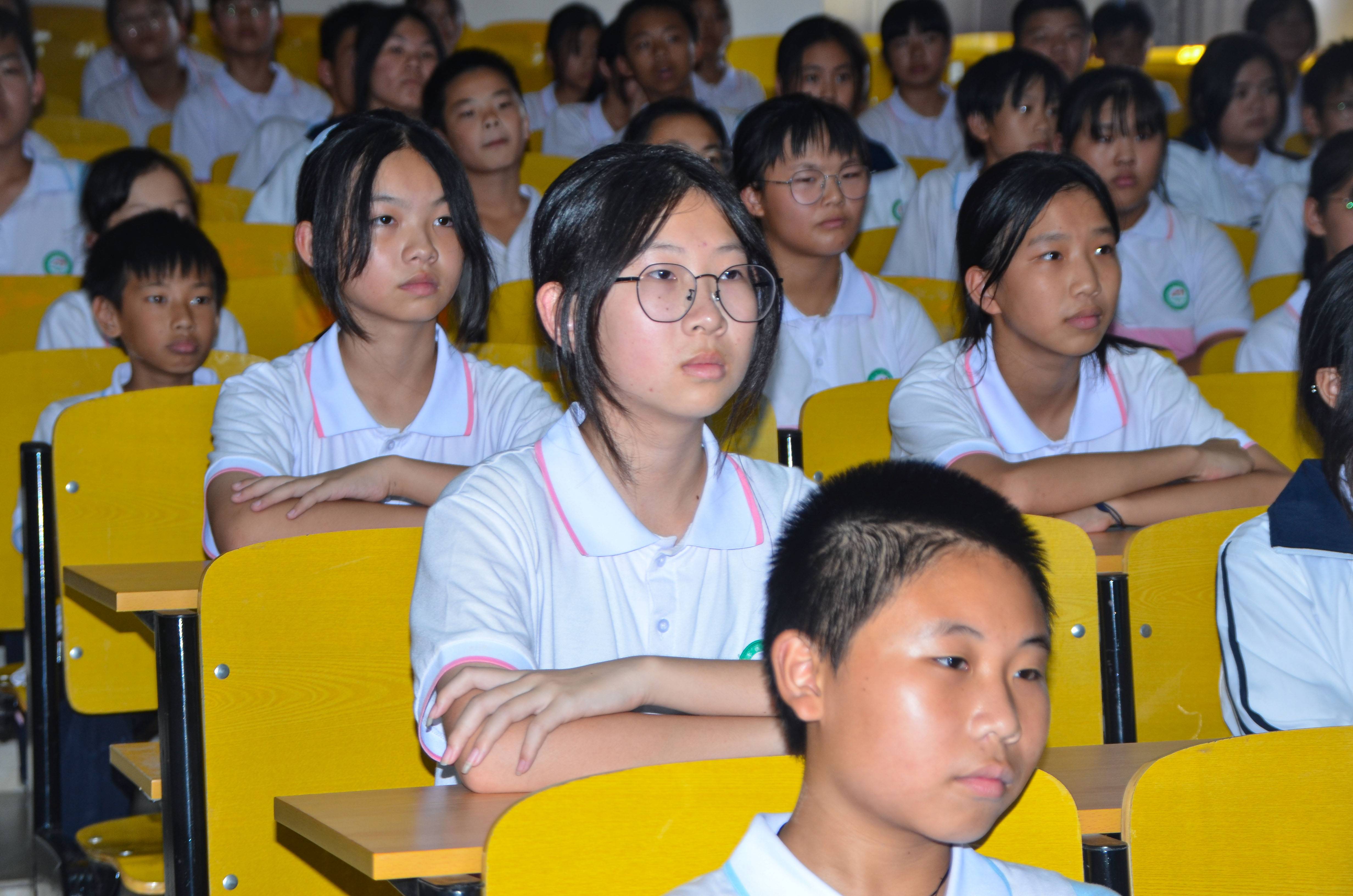 学生全神贯注。（王治康摄）.JPG