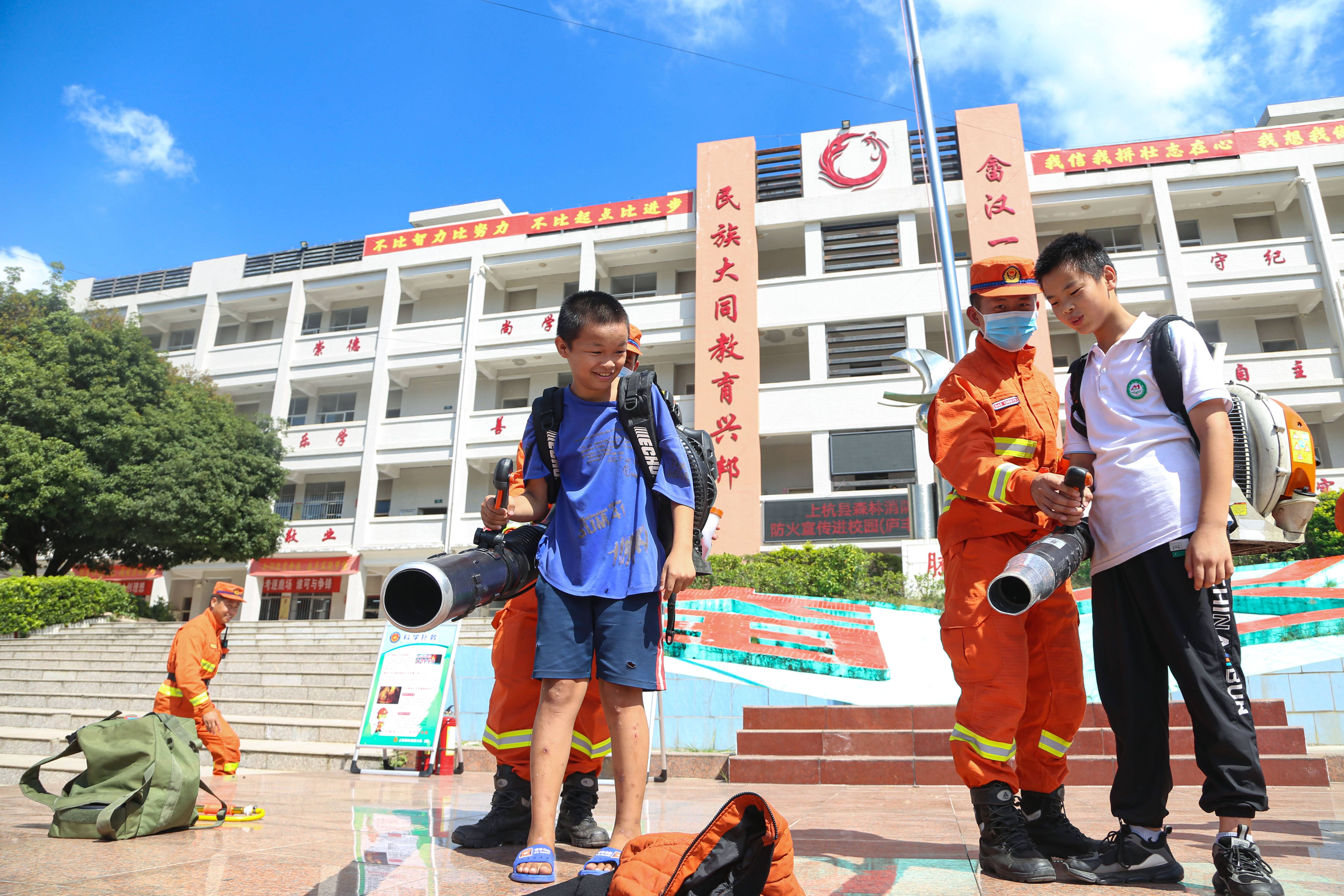 学生体验装备使用。（童鹏程摄）.JPG