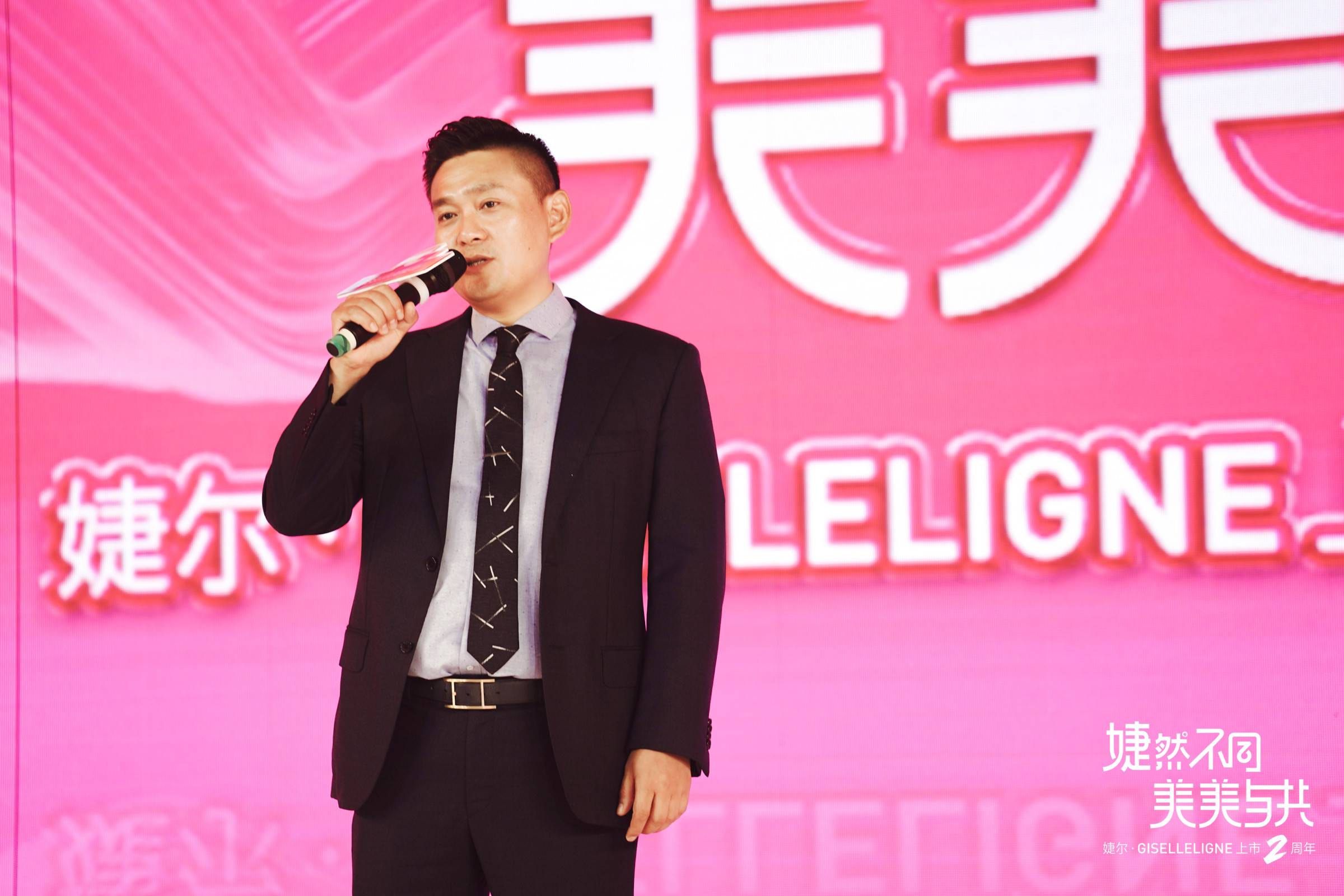 /uploads/39b9a9e9df3e834e8989e1afefbad165.jpg 高总图片1.jpg