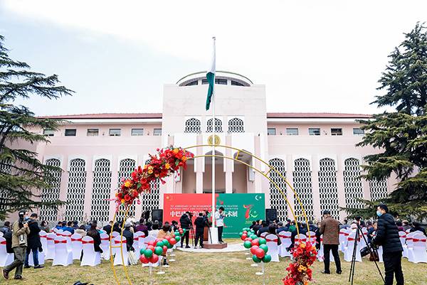 近日,2021年12月15日,中巴建交70周年设计艺术展在北京巴基斯坦驻华大使馆成功举办。图/巴基斯坦驻华大使馆活动现场  使馆.摄。本次活动,是“中巴建交70...