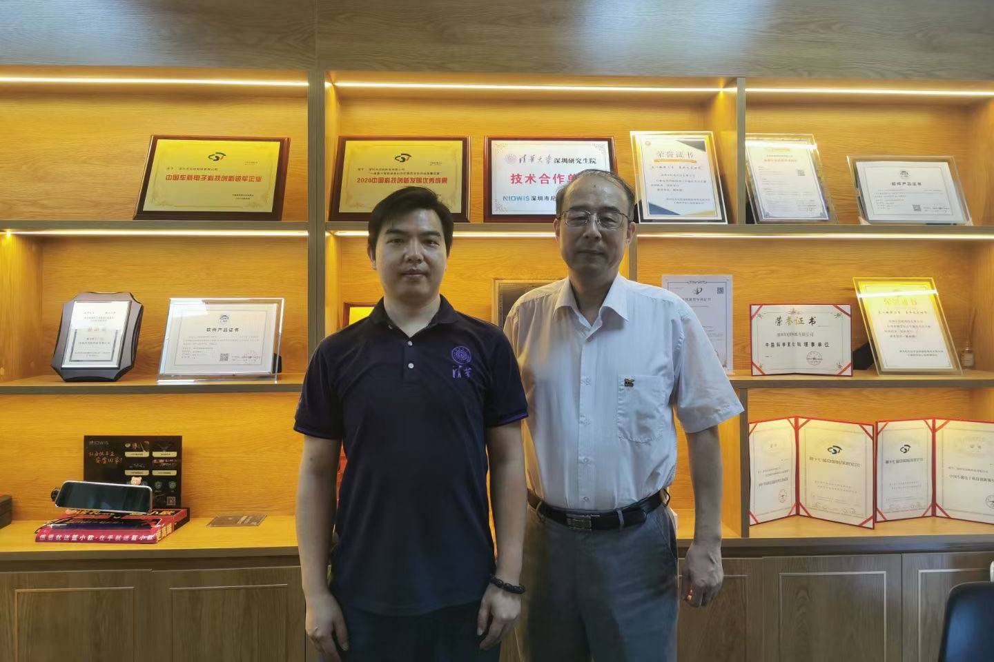 华夏小康|中科院深圳理工大学计算机学院潘毅院长莅临尼欧科技参观指导