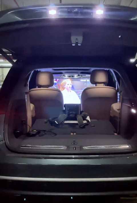 在车里用50寸大画面看电影,看比赛是什么感受?投影仪和新能源的完美搭配
