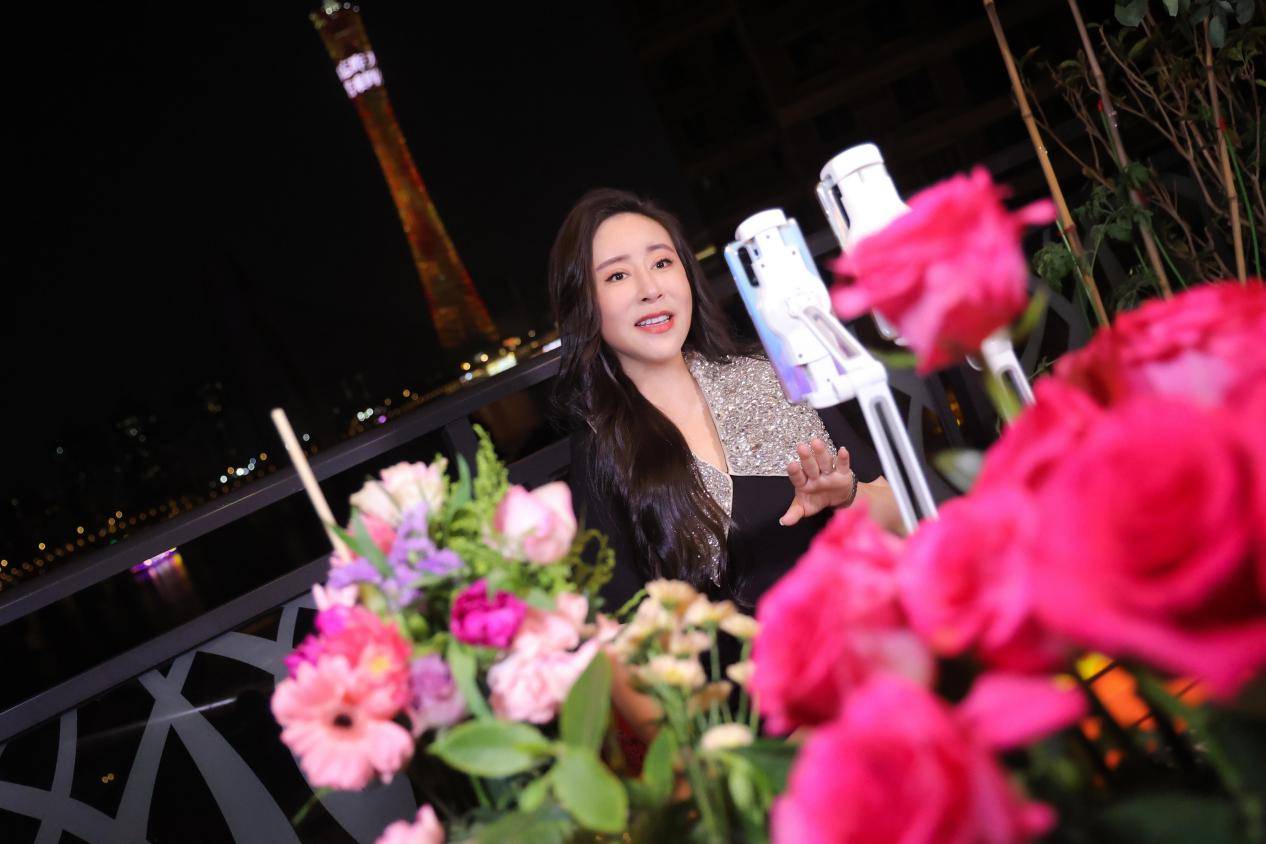 疫情关头你还应该看到她袜元素创始人富裕灵